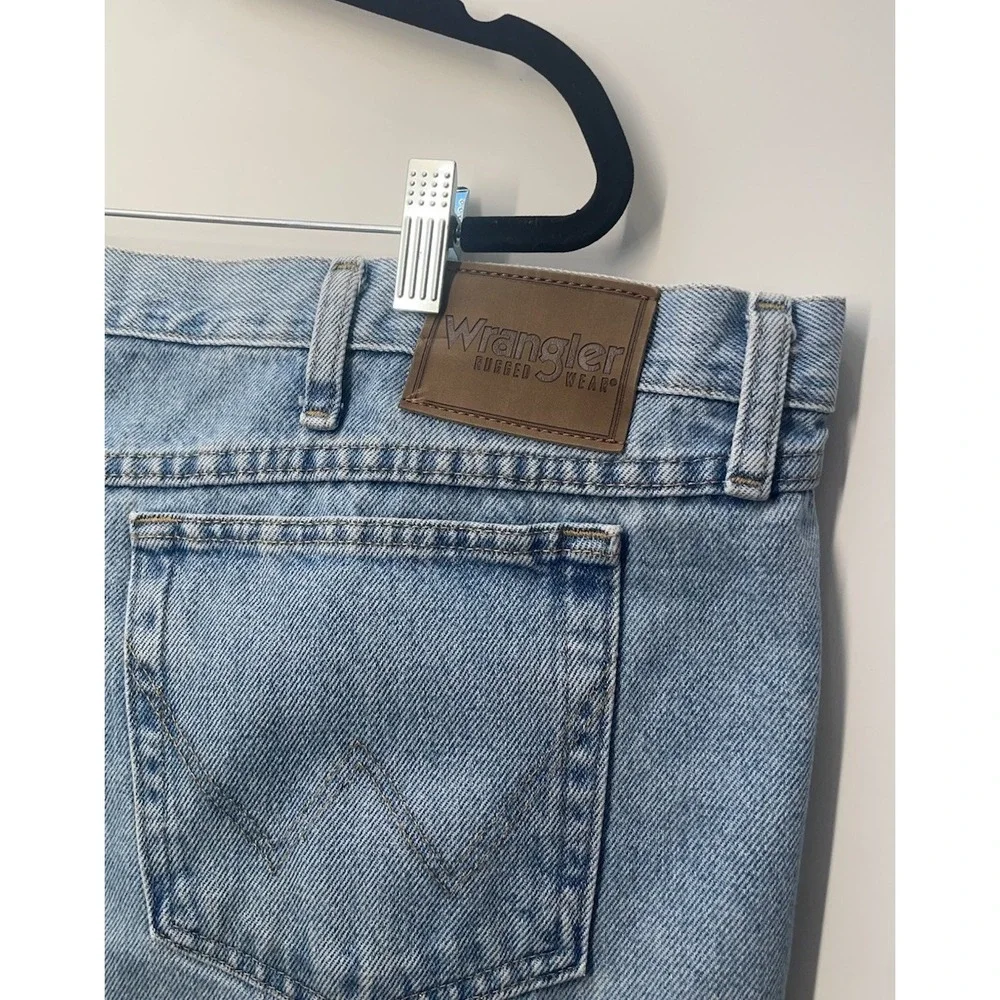 Wrangler Rugged Wear Mens Jeans Size 46x32 Relaxed Fit Light Wash‎ Denim